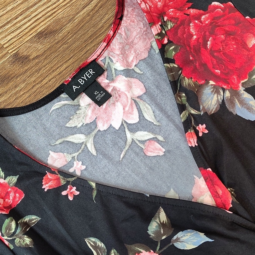 A. Byer Ladies V-Neck Floral Dress, X-Large, Black and Roses Floral Dress - Picture 6 of 7